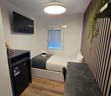 Cornella de Llobregat House | Private Rooms Easy Access to Airport & City Center