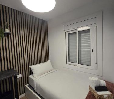 Cornella de Llobregat House | Private Rooms Easy Access to Airport & City Center