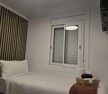 Cornella de Llobregat House | Private Rooms Easy Access to Airport & City Center