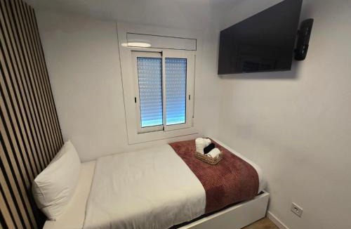 Cornella de Llobregat House | Private Rooms Easy Access to Airport & City Center