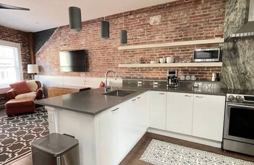 Old Port Apartment | Private Rooftop Deck!/Artsy Apt/Old Port Arts Dist