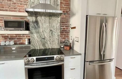 Old Port Apartment | Private Rooftop Deck!/Artsy Apt/Old Port Arts Dist