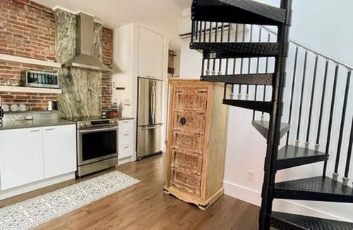 Old Port Apartment | Private Rooftop Deck!/Artsy Apt/Old Port Arts Dist