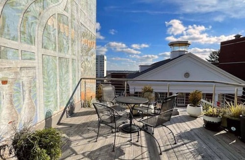 Old Port Apartment | Private Rooftop Deck!/Artsy Apt/Old Port Arts Dist
