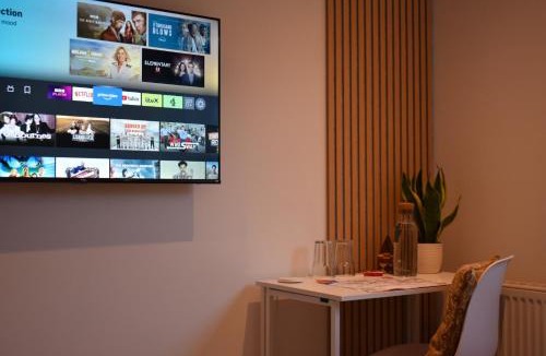 North West House | Private room and bathroom in shared flat with parking