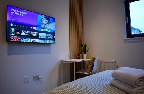 North West House | Private room and bathroom in shared flat with parking