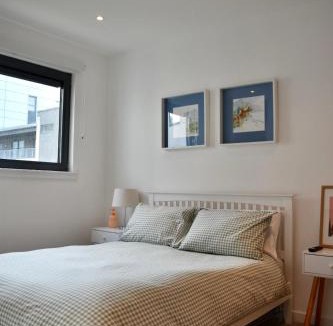 North West House | Private room and bathroom in shared flat with parking