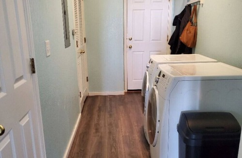 Broomfield House | Private Room & Bathroom & Laundry