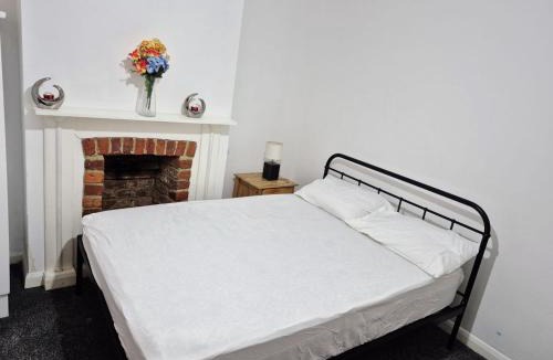 Rushmoor District House | Private Room, closer to train station