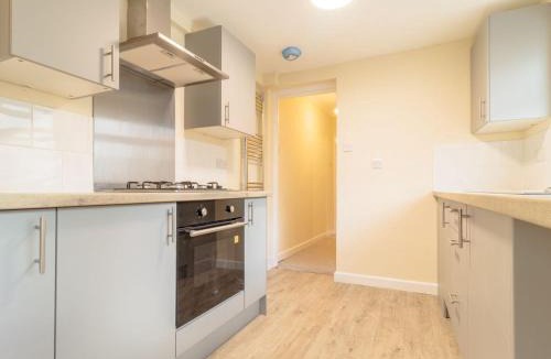 Rushmoor District House | Private Room, closer to train station