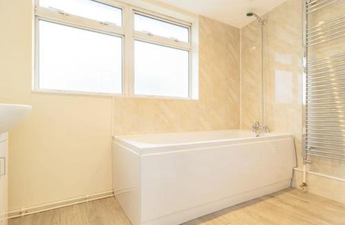 Rushmoor District House | Private Room, closer to train station