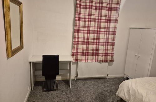 Rushmoor District House | Private Room, closer to train station