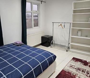 Ealing Common House | Private Room Direct Travel Heathrow & Central Ldn