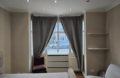 Ealing Common House | Private Room Direct Travel Heathrow & Central Ldn