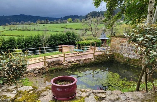 Saint-Just-d'Avray Bed & Breakfast | Private room with shower and washbasin