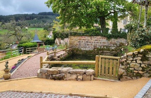 Saint-Just-d'Avray Bed & Breakfast | Private room with shower and washbasin