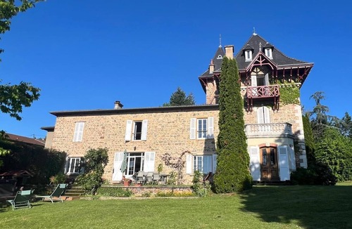 Saint-Just-d'Avray Bed & Breakfast | Private room with shower and washbasin