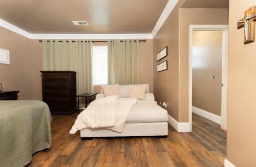 Tulare House | Private room-Ideal for working professionals-