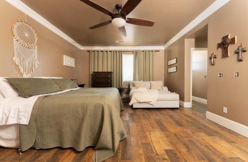 Tulare House | Private room-Ideal for working professionals-