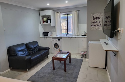 Windsor Ski Chalet | Private Room in Charming Windsor with WiFi, AC, Washing Machine, Kitchenette