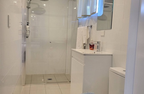 Windsor Ski Chalet | Private Room in Charming Windsor with WiFi, AC, Washing Machine, Kitchenette