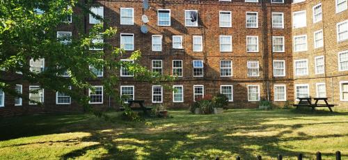 Hackney Apartment | Private Room in Light, spacious flat, next to Broadway Market, E8