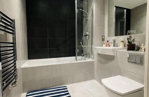 Faraday House | Private room in modern flat in great location