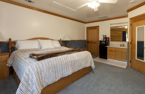 Hot Springs Cabin | Private Room in Rustic Cabin - Room 229