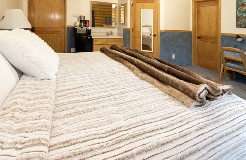 Hot Springs Cabin | Private Room in Rustic Cabin - Room 229