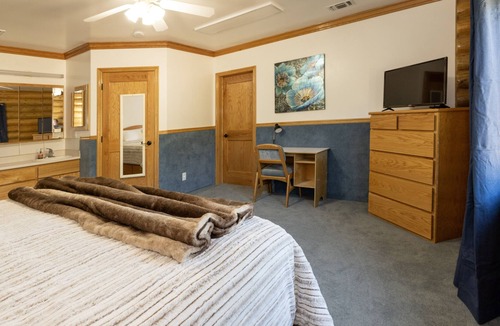 Hot Springs Cabin | Private Room in Rustic Cabin - Room 229