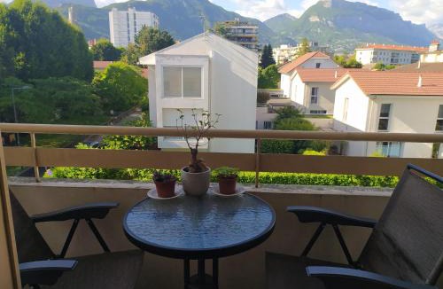 Quartier Exposition-Bajatiere Apartment | Private room in shared apartment