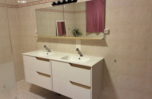 Bron Bed & Breakfast | Private room in shared house - peaceful & warm atmosphere