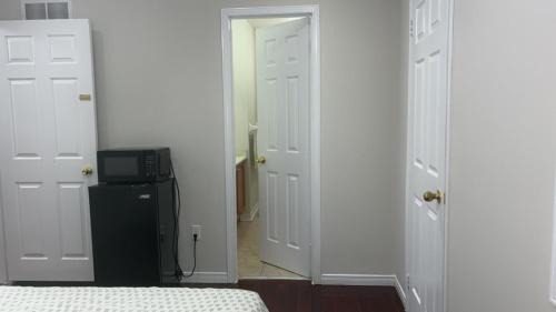 Fletchers Creek South House | Private Room Near Toronto Airport