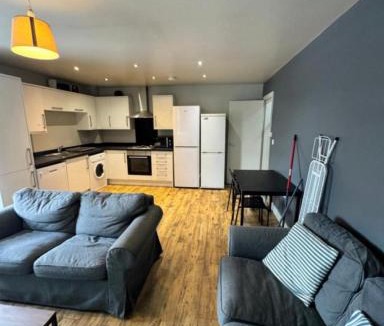 Wakefield Apartment | Private room - Shared Bathroom, Wakefield