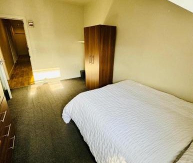 Wakefield Apartment | Private room - Shared Bathroom, Wakefield