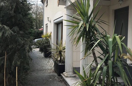 Eragny House | PRIVATE ROOM Sharing In a beautiful house