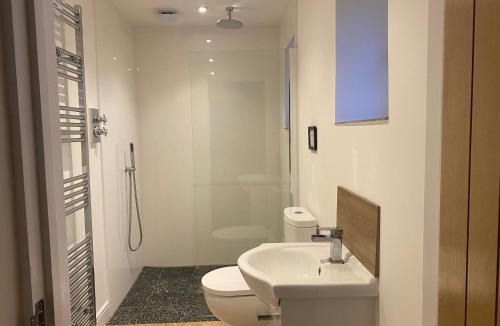 Alvechurch Apartment | Private Room - Sleeps 2 - Private Entry - Parking