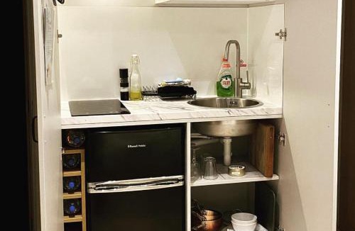 Alvechurch Apartment | Private Room - Sleeps 2 - Private Entry - Parking