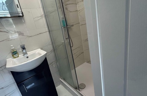 Erdington Apartment | Private Room, Sleeps 2 with Ensuite & Parking