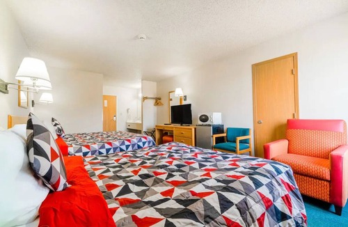 Texhoma Hotel | Private Room w/King Bed + Desk – Easy Parking for Road Trippers
