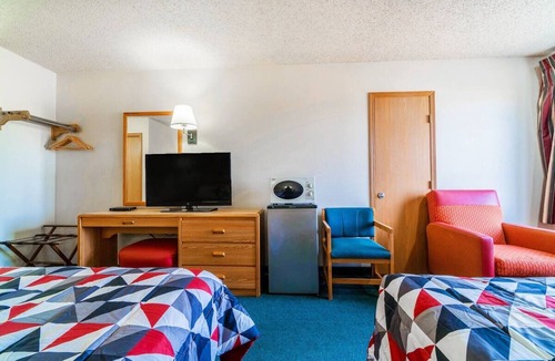 Texhoma Hotel | Private Room w/King Bed + Desk – Easy Parking for Road Trippers