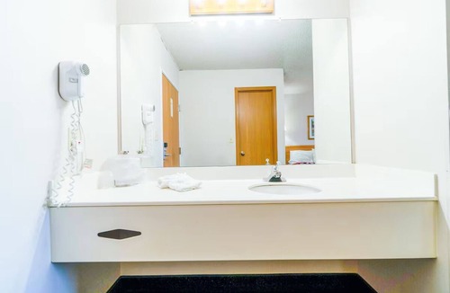 Texhoma Hotel | Private Room w/King Bed + Desk – Easy Parking for Road Trippers
