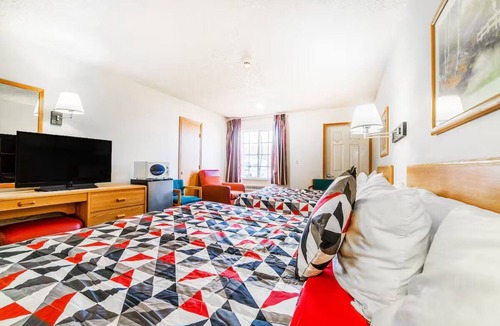 Texhoma Hotel | Private Room w/King Bed + Desk – Easy Parking for Road Trippers