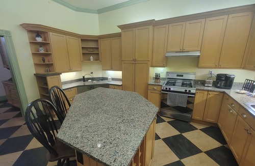 Lafayette Square Apartment | Private room w/living area and private ensuite bathroom