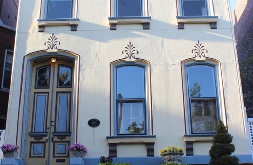 Lafayette Square Apartment | Private room w/living area and private ensuite bathroom