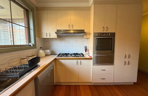 Bentleigh House | Private Room | Walk to Train, Cafes, & Shops