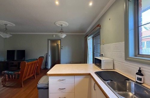 Bentleigh House | Private Room | Walk to Train, Cafes, & Shops
