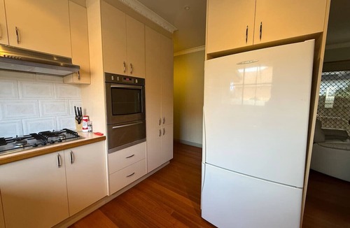 Bentleigh House | Private Room | Walk to Train, Cafes, & Shops