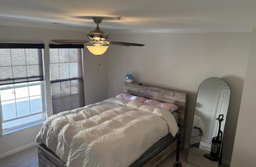 Waldorf House | Private room with bathroom