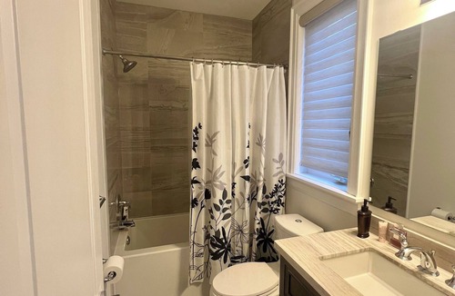 Vaughan House | Private room with bathtub en suite on second floor